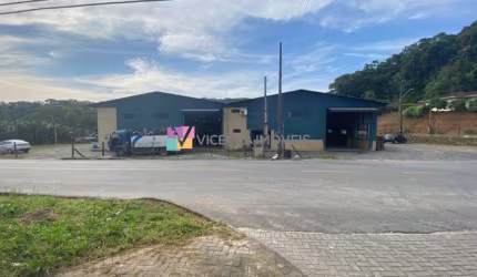 Galpão com 700 m² de área construída, terreno com 4.172,92 m², bairro