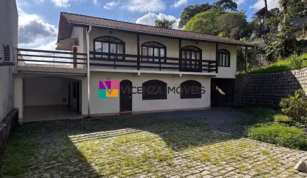 Sobrado com 4 dormitórios à venda no bairro Glória, Joinville/SC.