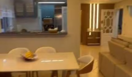 Amplo apartamento à 30 metros da praia