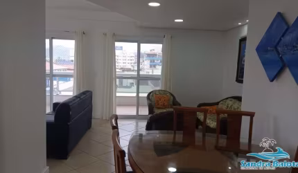 Amplo apartamento de 3 dormitórios à 50 metros da praia