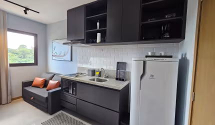 Quarto e sala no House Ondina, totalmente mobiliado, com 22m²