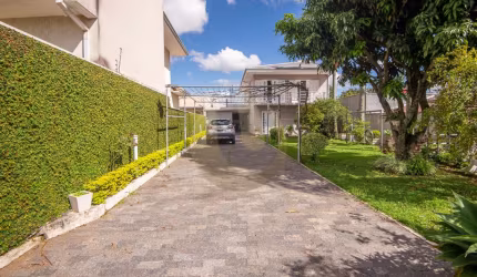 Residência no bairro Xaxim com amplo Terreno