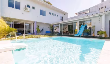 Casa com 03 suítes e Piscina Aquecida