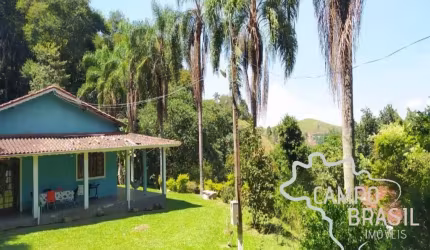 Linda chácara bem localizada! Com casa boa, pomar e área de lazer!