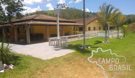 Lindo sítio com localização privilegiada! Casa boa, piscina e salão de jogos!