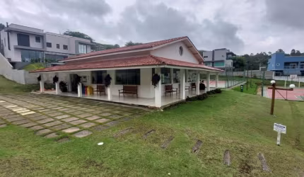 TE00205 - TERRENO DE 621,27M² EM CONDOMÍNIO COM PISCINA E LAGO, EM SÃO ROQUE - SP
