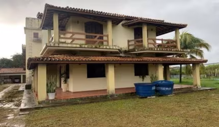 Excelente casa comercial na Estrada do Coco