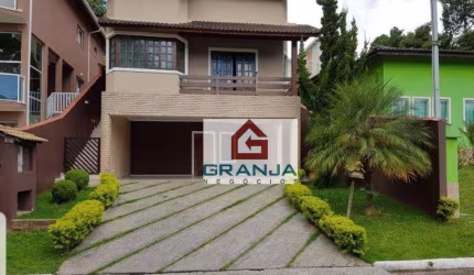 Linda Residência, com armários planejados em todos ambientes , 4 dormitórios, sendo 2 Suítes, Piscina, Churrasqueira e Lareira. Cond Fechado,301m2 a/c