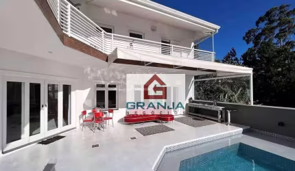 Majestosa Residência que  ostenta um verdadeiro exemplo de sofisticação e elegância. Localizada em um cenário único, com uma vista cinematográfica.