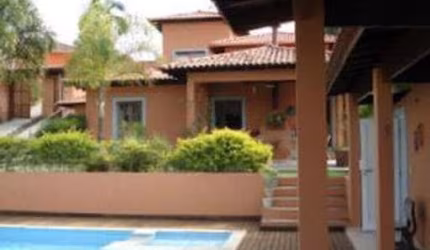 Descubra a poesia de viver em cada m² desta casa encantadora na Granja Viana - Cotia - SP! ??? À venda e para locação, são 320 m² de pura inspiração,