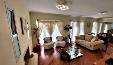 Por $1.100.000, desvenda-se a beleza arquitetônica. Com 306 m² de construção e 374 m² de terreno, 4 quartos, 2 suítes, um refúgio  prazeroso.