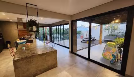 Num refúgio chamado Fazendinha, ergue-se uma casa térrea, onde o encanto se revela.