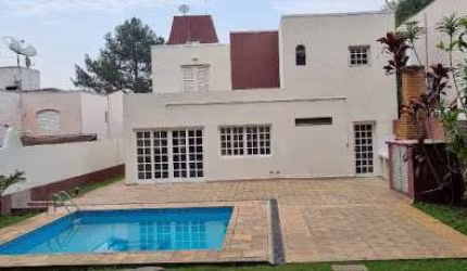 Abaixo do valor de avaliação, esta casa está situada em um condomínio exclusivo com poucas residências,