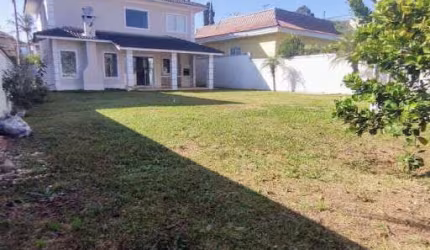Este exuberante sobrado está estrategicamente localizado, oferecendo uma vista deslumbrante para o pôr do sol.