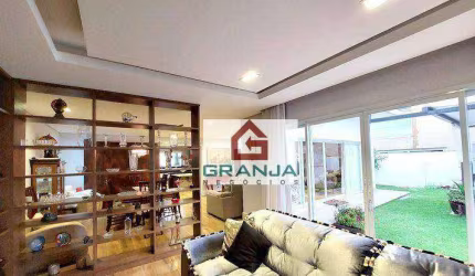 Encantadora residência de 3 suítes com closet, localizada no exclusivo Golf Village.