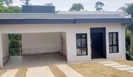 O acabamento é excelente, com piso de porcelanato Vene Doro nas salas.
