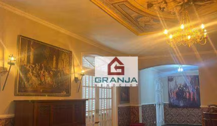 . A mansão é repleta de quadros e detalhes medievais, com todos os quartos e ambientes seguindo essa temática.