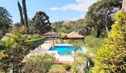 A área de lazer é um verdadeiro convite ao relaxamento, com uma bela piscina com cascata e um terraço externo.