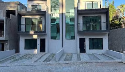 Situadas em uma área nobre da Granja Viana, proporcionam conforto e bem-estar em meio à natureza, com segurança 24 horas