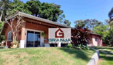 Casa em localização tranquila com 3 dorms/1sts, térrea, muito verde! à venda, 199 m² por R$ 820.000 - Jardim Colibri - Embu das Artes/SP