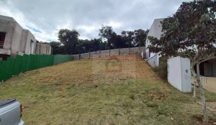 Lindo terreno com suave aclive, ideal para construir a casa dos seus sonhos em um dos condomínios mais desejados da região.