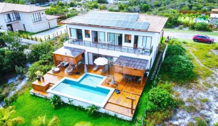 CASA A VENDA EM PRAIA DO FORTE, LITORAL NORTE DA BAHIA - Condomínio Praia Bella, acesso direto à praia, 5 suítes de alto padrão porteira fechada.
