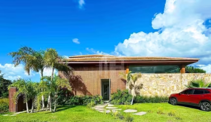 CASA A VENDA EM PRAIA DO FORTE, LITORAL NORTE DA BAHIA - Condomínio Praia Bella, acesso direto à praia, 5 suítes de alto padrão porteira fechada.