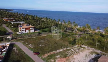 Lote na primeira linha da praia, frente mar ou pé na areia, no Condomínio Praia Bella, Praia do Forte - Litoral Norte da Bahia. Não perca essa opção!
