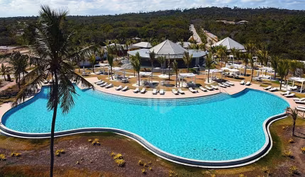 TERRENO RESIDENCIAL PERTINHO DA PRAIA NO CONDOMÍNIO PRAIA DO CASTELO. Praia do Forte Litoral Norte da Bahia. 700m² - R$1.900.000,00. Alto Luxo.