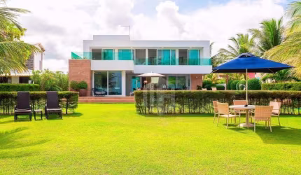 PÉ NA AREIA - Casa Frente Mar a venda em Guarajuba - Litoral Norte da Bahia. Condomínio.