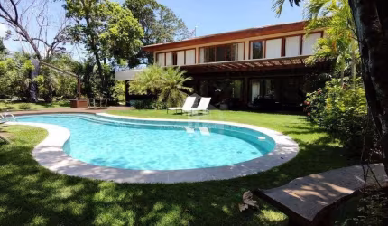 Lindíssima casa no Condomínio Enseada do Castelo a venda com a porteira fechada. Vendemos com porteira fechada. Entrem em contato e agendem visita.