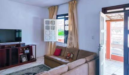 CASA A VENDA EM STELLA MARIS. São dois pavimentos com duas casas e acesso independente. R$ 900.000,00; 168m2 de área construída em um terreno de 210m2