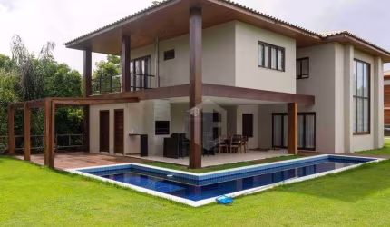 CASA A VENDA EM PRAIA DO FORTE, LITORAL NORTE DA BAHIA - Condomínio Praia Bella, acesso direto à praia, 5 suítes de alto padrão com móveis inclusos.