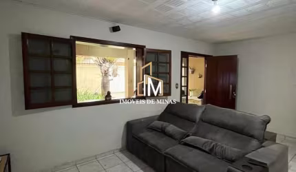 Casa á venda com 03 quartos sendo 01 suíte, com loja no centro de Igarapé MG!