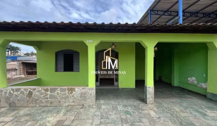 Casa á venda sendo comercial com ótima localização no centro de Igarapé MG!