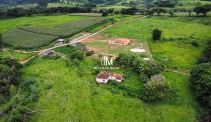 Fazenda á venda de 31 hectares, sendo 02 casas em Oliveira MG!