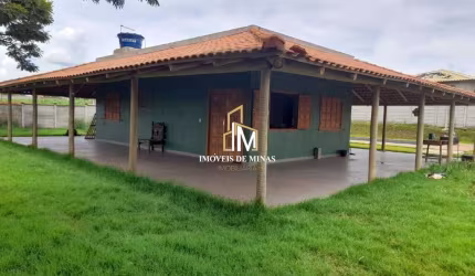 Sítio à venda com 3 quartos sendo 1 suíte, terreno de 1.200m² em Mateus Leme-MG.