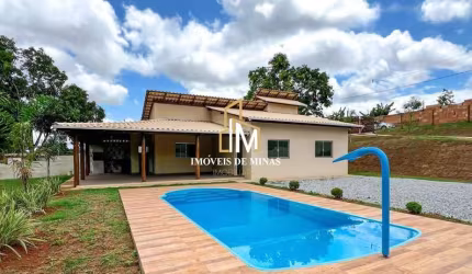 Chácara á venda com 03 quartos sendo 01 suíte, terreno de 1000m² Itatiaiuçu MG.