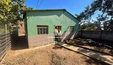 Casa á venda com 02 quartos, lote de 300m² em Igarapé MG!