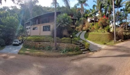 Imperdível oportunidade de casa em condomínio no Centro de Rio Acima-MG: 5 quartos, 3 suítes, 1 sala, 4 banheiros, 385m² de área. Venha conferir!