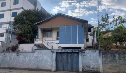Imperdível: Casa à venda em Contagem-MG, Centro! 3 quartos, 1 suíte, 2 salas, 2 banheiros, 1 vaga garagem, 180m2. Venha conferir!