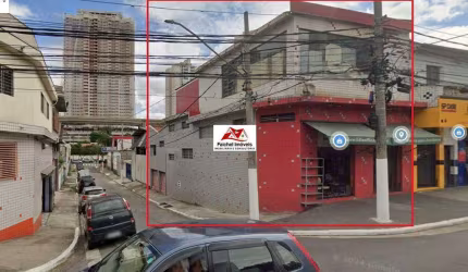 Loja comercial de 450m²com 3 andares, em torno de 5 banheiros, estacionamento para 02 automóveis por 16.000,00/mês - V. Ema/SP