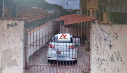 Casa térrea com terreno de 6 x 26 m² reformada e desocupada, com 2 dorm. e 4 vagas. Dá para financiamento e isenta de IPTU - V. Dalila/SP