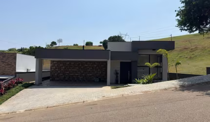 Imóvel de luxo em Bragança Paulista-SP: Casa de 3 quartos, 3 suítes, 2 salas e 2 vagas no Condomínio Terras de Santa Cruz.