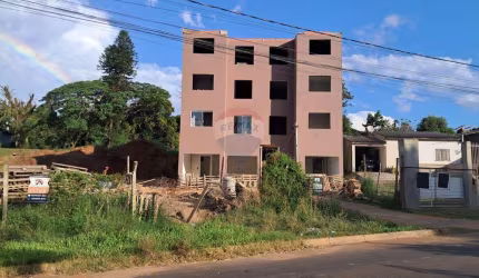 Apartamento á venda 02 dormitórios com pátio e vaga no Bairro Piratini
