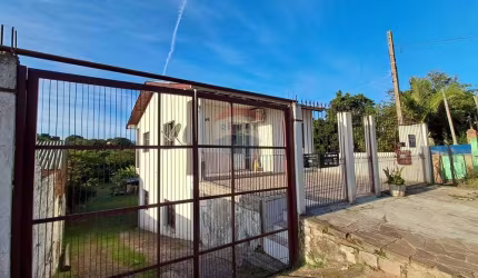 'Casa possui 106 metros de área construída em um terreno de 730 metros para você desfrutar de um belo lugar