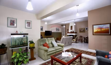 Oportunidade: Casa Espaçosa com Lareira e Piscina em Alvorada