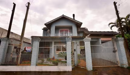 Espaçosa Casa de Luxo com Jardim e Piscina