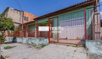 Casa mista com 3 dormitórios/Quartos.Garagem.Pátio