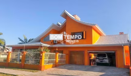 Casa / 5 Dormitórios / 4 Suítes / 2 Vagas / Capão